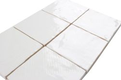Sześć białych cegiełek ściennych w połysku z delikatnym wzorem Aquarelle 10x10
