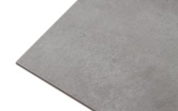 Widok na detale powierzchni płytki imitującej beton szarej Onda Grigio