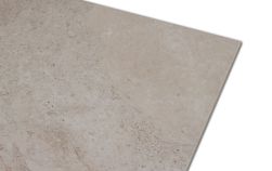 Szczegóły beżowej powierzchni płytki imitującej kamień Saragossa Beige