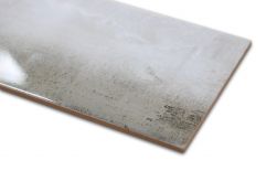 Zbliżenie na błyszczącą powierzchnię płytki imitującej metal w odcieniach szarości poseidon Grey 25x75