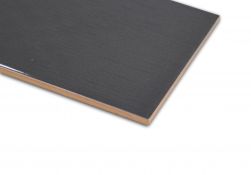 Widok na detale czarnej płytki w połysku imitującej drewni Verona Black 20x50