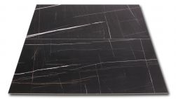 Kompozycja dwóch czarnych płytek imitujących marmur z białymi i brązowymi liniami Sahara Noir 60x120