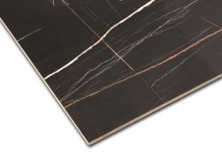 Kant płytki imitującej marmur w czarnym kolorze z białymi i brązowymi liniami Sahara Noir 60x120