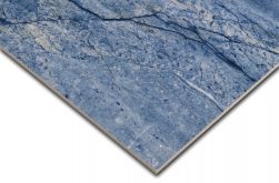 Widok detali płytki imitującej kamień w kolorze niebieskim Milos Blue 60x120