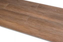 Płytka brązowa imitująca drewno Viggo Nogal 20x75 kilka sztuk ułożonych obok siebie