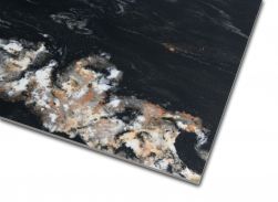 Zbliżenie na kant płytki marmuropodobnej czarnej w połysku Leeds Negro 60x120