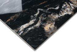 Zbliżenie na powierzchnię w połysku czarnej płytki imitującej marmur z białymi i pomarańczowymi żyłami Leeds Negro 60x120