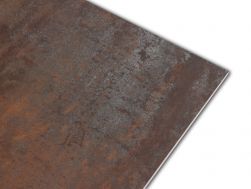 Zbliżenie na detale brązowej płytki imitującej metal Corten-a 60x60 wzór 2