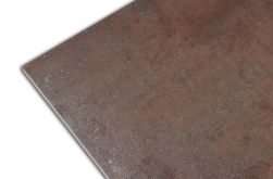 Zbliżenie na detale brązowej płytki imitującej metal Corten-a 60x60 wzór 1