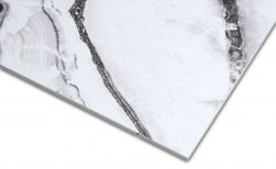 Zbliżenie na detale płytki marmuropodobnej białej z czarnymi smugami Panda White Brillo 60x120