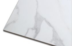 Zbliżenie na detale płytki imitującej marmur białej z jasnymi smugami matowej Pontremoli Mate 60x120