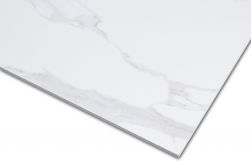 Zbliżenie na detale płytki imitującej marmur białej z jasnymi smugami Pontremoli Brillo 60x120
