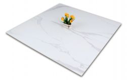 Dwie płytki imitujące marmur białe z jasnymi smugami oraz z kwiatkiem Pontremoli Brillo 60x120