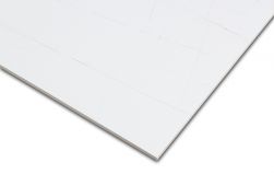 Zbliżenie na detale białej płytki imitującej marmur z delikatnymi, czarnymi żyłami Titanium White Pulido 80x80 wzór 1