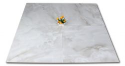 Cztery płytki jasnoszare imitujące kamień z kwiatkiem Onyx Pearl 90x90