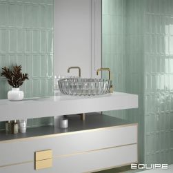 Łazienka ze ścianą wyłożoną miętowymi cegiełkami Island Watery z białą szafką, umywalką nablatową i lustrem