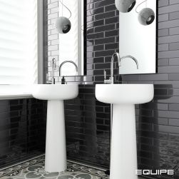 Czarno-biała łazienka ze ścianą wyłożoną czarnymi cegiełkami z kolekcji Limit i podłogą wyłożoną płytkami patchworkowymi, z dwiema białymi umywalkami stojącymi, dwoma podłużnymi lustrami i dwoma lampami