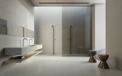 Duża, minimalistyczna łazienka ze ścianą pod prysznicem wyłożoną płytkami ze żłobieniami Manhattan White Wavy, z wiszącą półką z umywalką, długim lustrem i dwoma taboretami