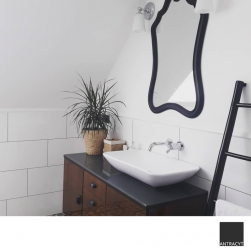 Biała umywalka prostokątna nablatowa Shall na ciemnej szafce z baterią podtynkową i lustrem w czarnej ramie