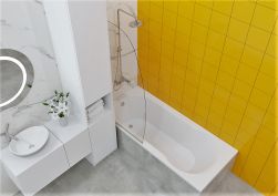 Mała łazienka z jedną ścianą żółtą i zabudowaną wanną Mandi z zestawem prysznicowym oraz białą szafką z umywalką i wysoką półką i okrągłym lustrem