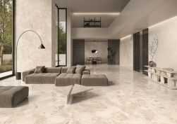 Nowoczesny salon z dużymi przeszklonymi oknami, lampą, eksluzywnym stołem i płytkami na podłodze w połysku imitującymi naturalny kamień