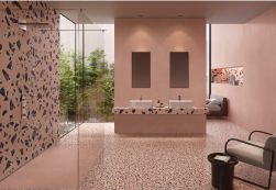 Różowa łazienka ze ścianą wyłożoną płytkami lastryko z kolekcji Medley Pink Minimal, z dużą kabiną prysznicową, wiszącą półką z dwiema umywalkami, dwoma lustrami i fotelem