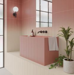 Łazienka z r&oacute;żową umywalka, czarną baterią i lustrem na środku oraz płytkami Melange Cream 10,7x54,2