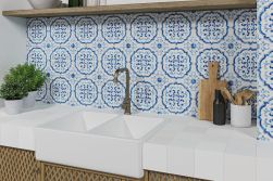 Ściana w kuchni za zlewem wyłożona biało-niebieskimi płytkami patchworkowymi Mestral Rosette