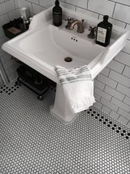 Podłoga w łazience wyłożona białą mozaiką Mini Hexagon White z umywalką stojącą
