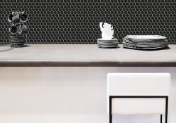 Ściana w kuchni wyłożona czarną mozaiką Mini Hexagon Black z jasnymi meblami i krzesłem