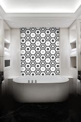 Łazienka ze ścianą wyłożoną mozaiką biało-czarną Mini Hexagon B&W Bee z wanną wolnostojącą