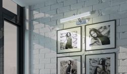 Kinkiet Vincent 12W LED w salonie z białą cegłą i obrazami
