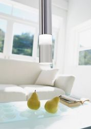 LAMPA WISZĄCA ICE 5W LED w białym salonie z białą sofą i białym stolikiem