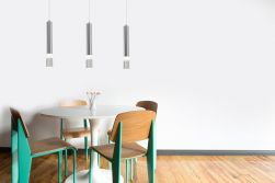 LAMPA WISZĄCA ICE 15W LED w białej kuchni z drewnianymi krzesłami