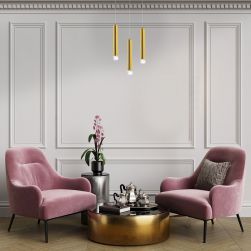 Lampa wisząca GOLDIE 5W LED na szarej ścianie z dwoma różowymi fotelami i złotym stolikiem