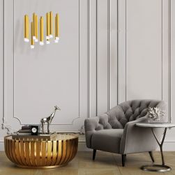 Lampa wisząca GOLDIE 12W LED w szarym salonie ze złotymi dodatkami