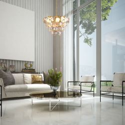 Elegancki salon z jasną kanapą i dwoma krzesłami, okrągłym stolikiem, kwiatem doniczkowym i żyrandolem Diana gold 6xE14 glamour Milagro