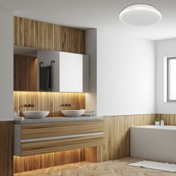 Jasna łazienka wyłożona drewnem z białymi ścianami z wanną pod oknem, wiszącą szafką z dwiema umywalkami i lustrem z szafką oraz plafonem Terma White