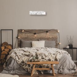 kinkiet PIERCE WHITE 12W LED w beżowej sypialni z drewnianymi dodatkami