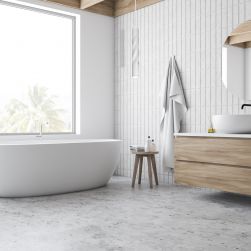 Biała łazienka z wanną wolnostojącą, drewnianą półką z umywalką nablatową i białą lampą Track Pendant