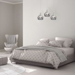 Biała sypialnia z szarym łóżkiem, szarym fotelem i srebrną lampą wiszącą