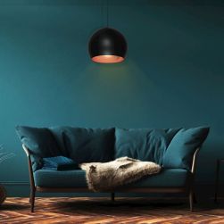 Lampa Wisząca LEA BLACK 1xE27 na zielonej ścianie z zieloną sofą i drewnianymi dodatkami