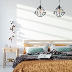 Lampa wisząca COLIN BLACK 1xE27 w białej sypialni z drewnianymi dodatkami
