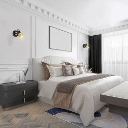 Jasna sypialnia z białym łóżkiem, dwoma drewnianymi stolikami nocnymi i czarnym kinkietem