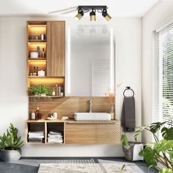 Biała łazienka z drewnianymi meblami, dużą ilością roślin i czarną lampą sufitową