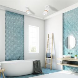 Kinkiet VIDAR WHITE 1xGU10 w niebieskiej łazience z drewnianymi dodatkami