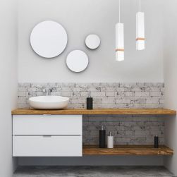 Lampa wisząca VIDAR WHITE 1xGU10 w biało-szarej łazience z drewnianymi dodatkami