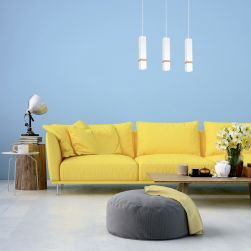 Lampa wisząca VIDAR WHITE 3xGU10 w niebieskim salonie z żółtą kanapą