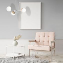 Przytulny kącik z fotelem w kolorze pudrowego różu, białym okrągłym stoliczkiem i białym minimalistycznym żyrandolem Sfera wood 3xE14 Milagro