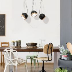 Lampa wisząca OVAL BLACK 3xE27 w białej jadalni z drewnianym stołem i różnymi krzesłami